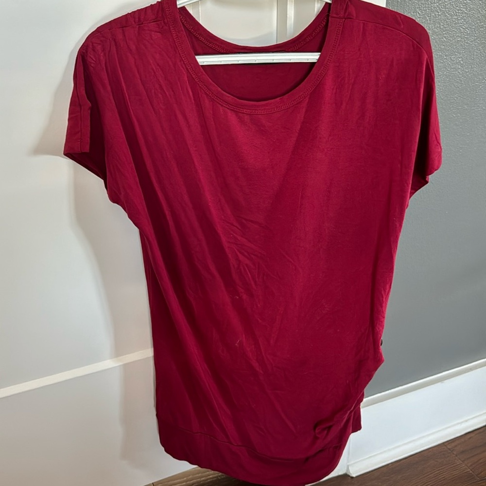 FISOUL. Women’s, burgundy, short sleeved shirt w/ buttons on side.
